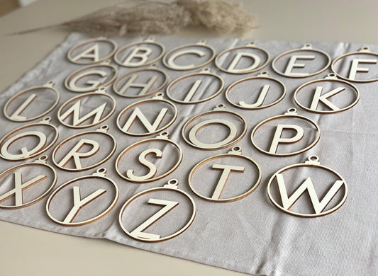 Houten kerstbal met letter