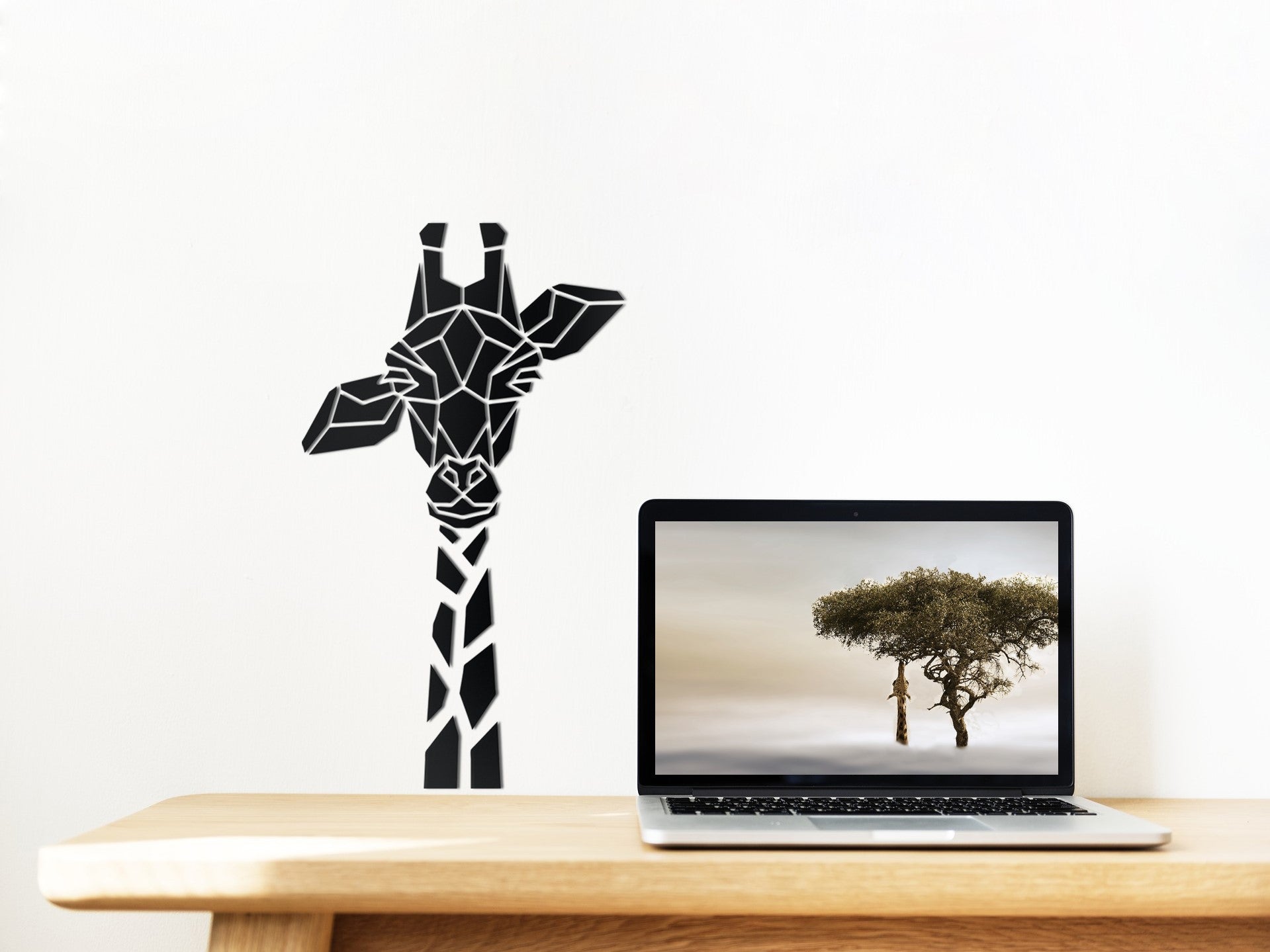 HOUTEN WANDDECORATIE / WOODEN WALL DECORATION - GEOMETRISCHE MUURDECORATIE / GEOMETRIC WALL ART - GIRAF / GIRAFFE - ZWART / BLACK - ORIGAMI DESIGN WANDFIGUUR - TRENDY & HIP WONEN - CADEAU / GIFT / GESCHENK - DIEREN - AFRIKA