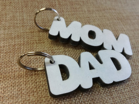 Houten sleutelhangers - MOM & DAD (2 stuks)