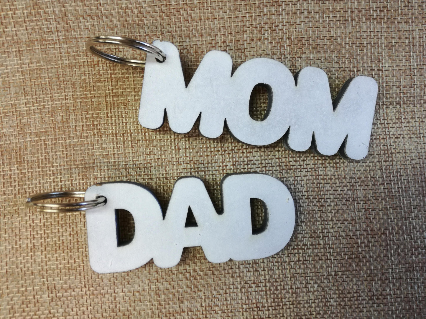 Houten sleutelhangers - MOM & DAD (2 stuks)