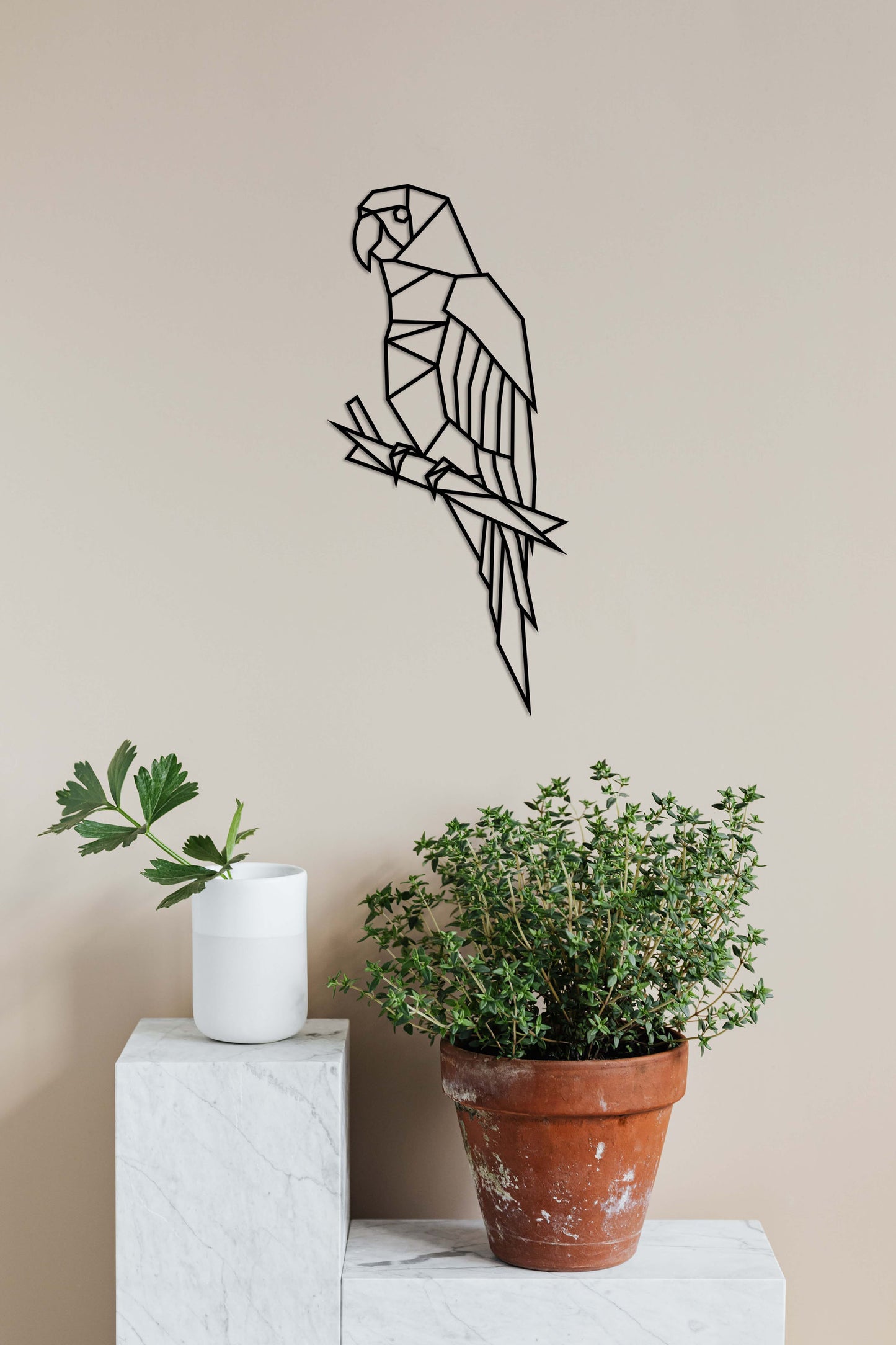 HOUTEN WANDDECORATIE / WOODEN WALL DECORATION - GEOMETRISCHE MUURDECORATIE / GEOMETRIC WALL ART - PAPEGAAI / PARROT ZWART / BLACK - VOGELS / BIRDS - DESIGN WANDFIGUUR - TRENDY & HIP WOONKAMER VOGELS / BIRDS - DESIGN WANDFIGUUR - TRENDY & HIP WOONKAMER deco muurdeco houtenmuurdecoratie decoration decoratie eyecatcher uniek decorationinterieur hout shoplokaal huisdecoratie parrots pet huisdieren animals  parrotdecor interieur interior style wooninspiratie