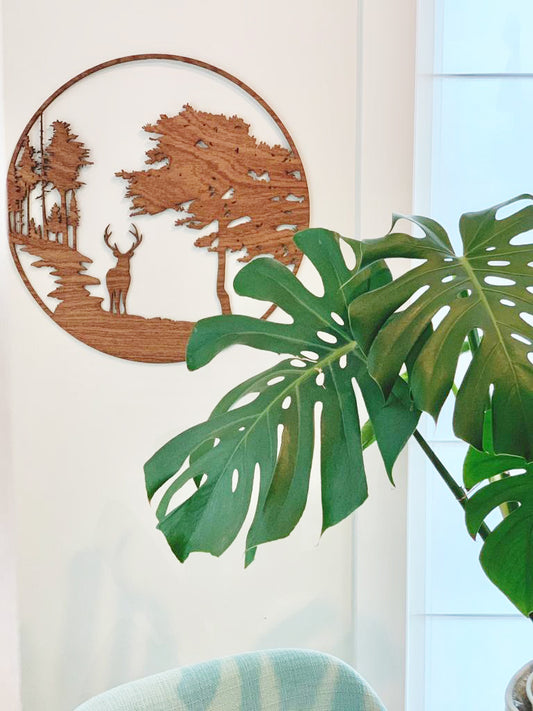 HOUTEN WANDDECORATIE / WOODEN WALL DECORATION - MUURDECORATIE / WALL ART - HERT IN BOS / DEER IN FOREST - Donker hout / Dark wood  - WANDDECORATIE WOONKAMER MUURDECORATIE/WALL ART - GESCHENK DECORATIE INTERIEUR DIEREN MUUR WAND HOUT GIFT- UNIEK KADO CADEAU Natuur Interior - slaapkamer