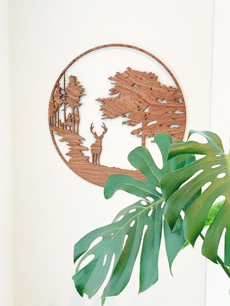 HOUTEN WANDDECORATIE / WOODEN WALL DECORATION - MUURDECORATIE / WALL ART - HERT IN BOS / DEER IN FOREST - Donker hout / Dark wood  - WANDDECORATIE WOONKAMER MUURDECORATIE/WALL ART - GESCHENK DECORATIE INTERIEUR DIEREN MUUR WAND HOUT GIFT- UNIEK KADO CADEAU Natuur Interior - slaapkamer
