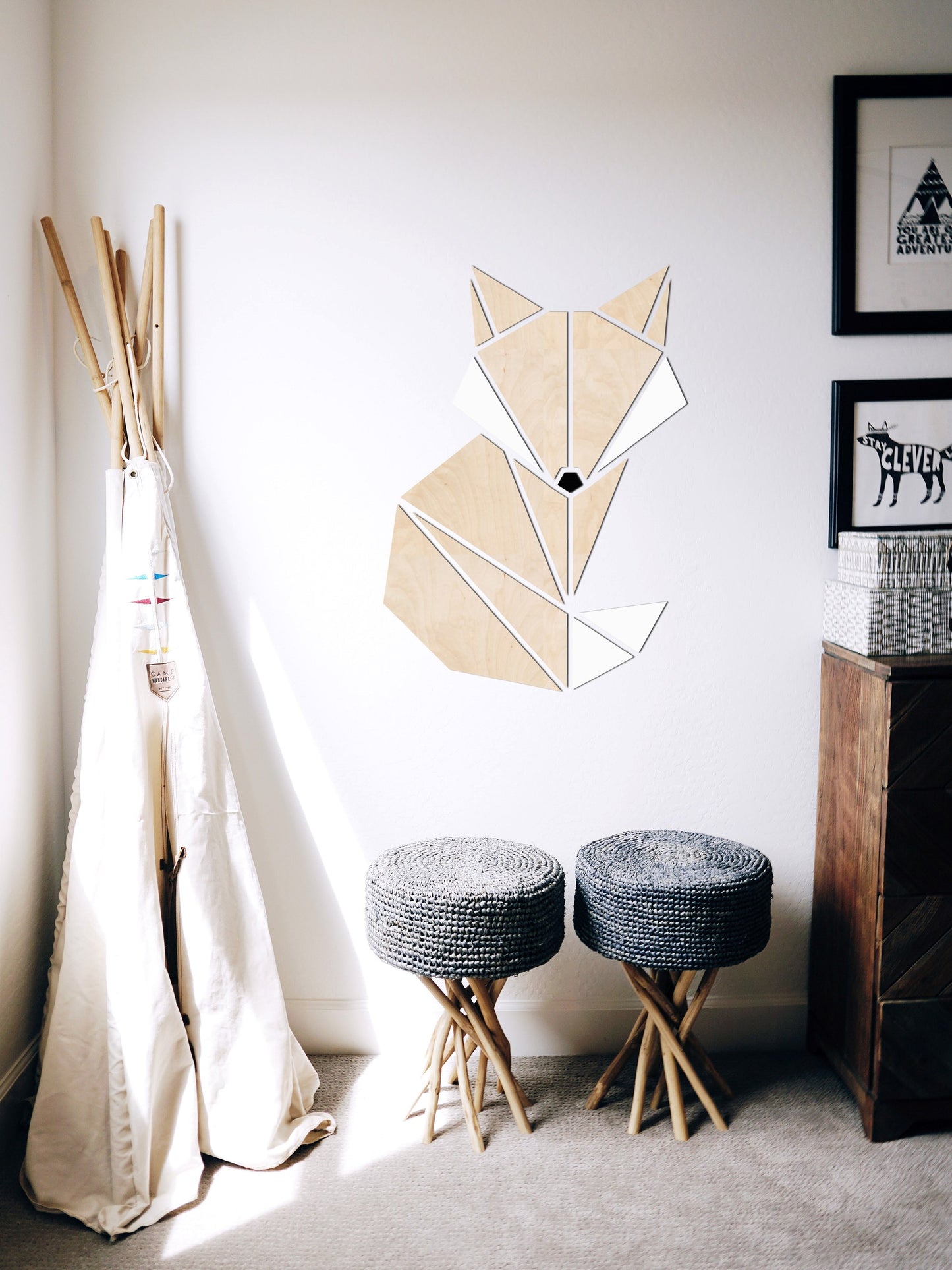 HOUTEN WANDDECORATIE / WOODEN WALL DECORATION - GEOMETRISCHE MUURDECORATIE VOOR DE KINDERKAMER / GEOMETRIC WALL ART FOR KID'S ROOM - VOS / FOX LICHT HOUT / NATURAL WOOD KINDERKAMER SLAAPKAMER MUURDECORATIE CADEAU DECORATIE BABY INTERIEUR MUUR WAND HOUT UNIEK NATUUR Babykamer DIER ANIMAL ORIGAMI DESIGN WANDFIGUUR - DIEREN - DEVOS Wall Art Animal Babyroom babyroomdecor homedecor Walldecoration walldecorationideas wallartkids kidsroominspiration kidsroomdesign kidswallart op muur modern unique