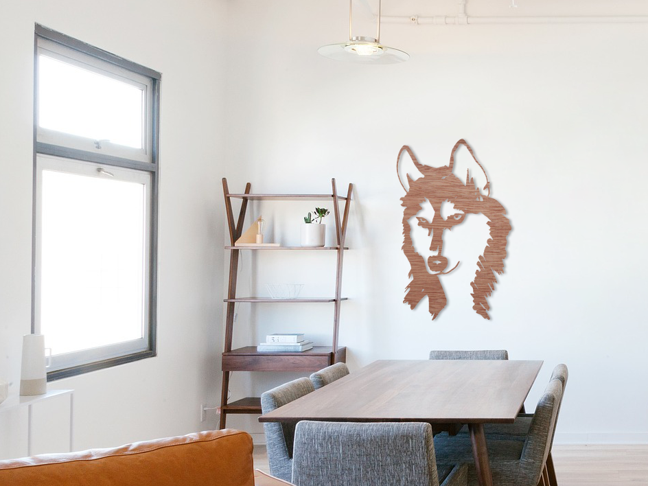 Deze prachtige Husky is een geweldige aanvulling voor je woonkamer, slaapkamer of bureau. Als jij een hondenliefhebber bent, is dit de perfecte wanddecoratie voor jou! Eigenschappen: 3 mm dik MPX of 3 mm MDF, Licht en dus makkelijk op te hangen met kleefpads Scherp uitgesneden met prachtige contouren door een lasersnijmachine Overschilderbaar in de gewenste kleur