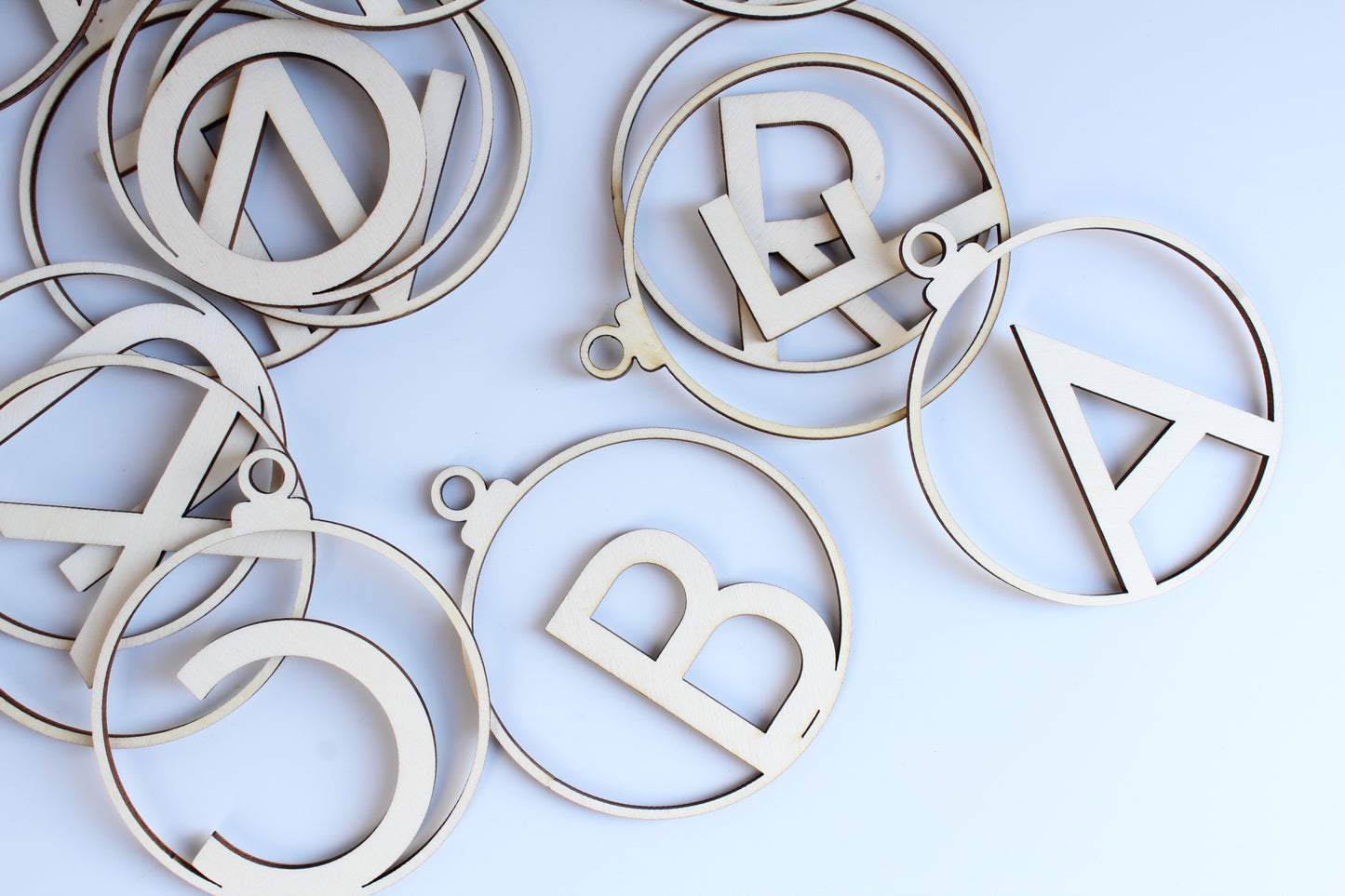Houten kerstbal met letter