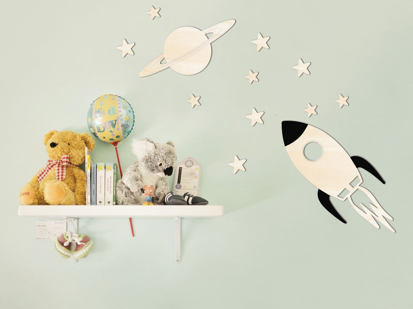 HOUTEN WANDDECORATIE / WOODEN WALL DECORATION - MUURDECORATIE VOOR KINDERKAMER / WALL ART FOR KIDS ROOM - KOSMOS / COSMOS LICHT HOUT / NATURAL WOOD - WANDFIGUUR - BABYKAMER - ASTRONAUT - RUIMTE / SPACE - WETENSCHAP / SCIENCE WETENSCHAPPEN rocket stars planet planeet ruimtevlucht decor Saturn Babykamer Wall Art Babyroom babyroomdecor homedecor Walldecoration walldecorationideas wallartkids kidsroominspiration kidsroomdesign kidswallart op muur Wanddecoratie lasercut