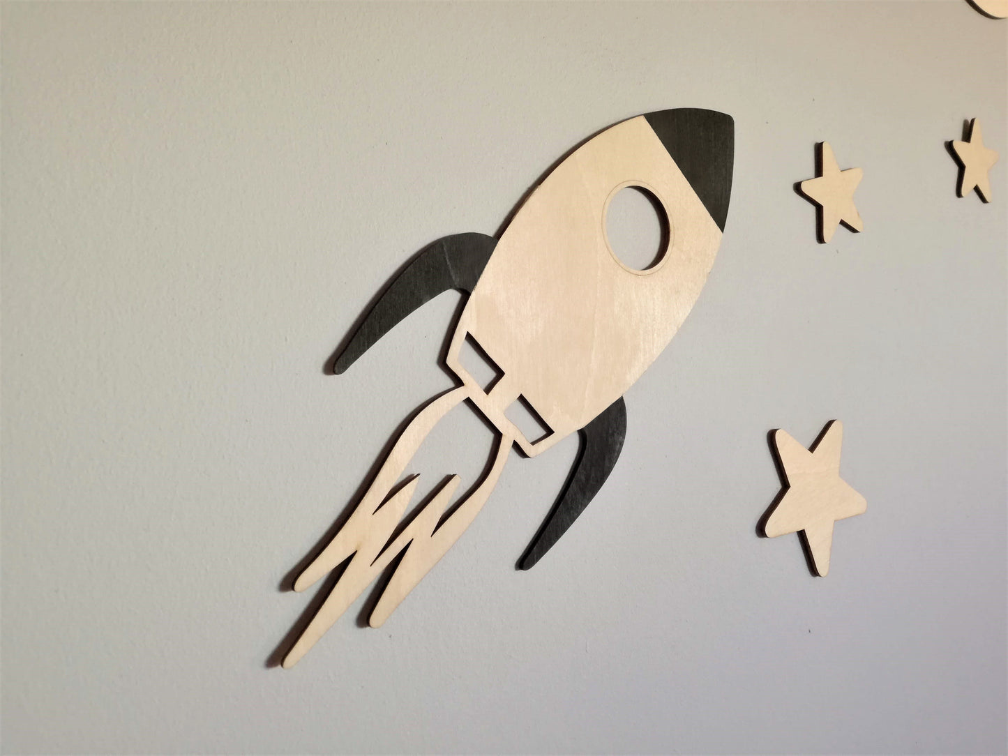HOUTEN WANDDECORATIE / WOODEN WALL DECORATION - MUURDECORATIE VOOR KINDERKAMER / WALL ART FOR KIDS ROOM - KOSMOS / COSMOS LICHT HOUT / NATURAL WOOD - WANDFIGUUR - BABYKAMER - ASTRONAUT - RUIMTE / SPACE - WETENSCHAP / SCIENCE WETENSCHAPPEN rocket stars planet planeet ruimtevlucht decor Saturn Babykamer Wall Art Babyroom babyroomdecor homedecor Walldecoration walldecorationideas wallartkids kidsroominspiration kidsroomdesign kidswallart op muur Wanddecoratie lasercut