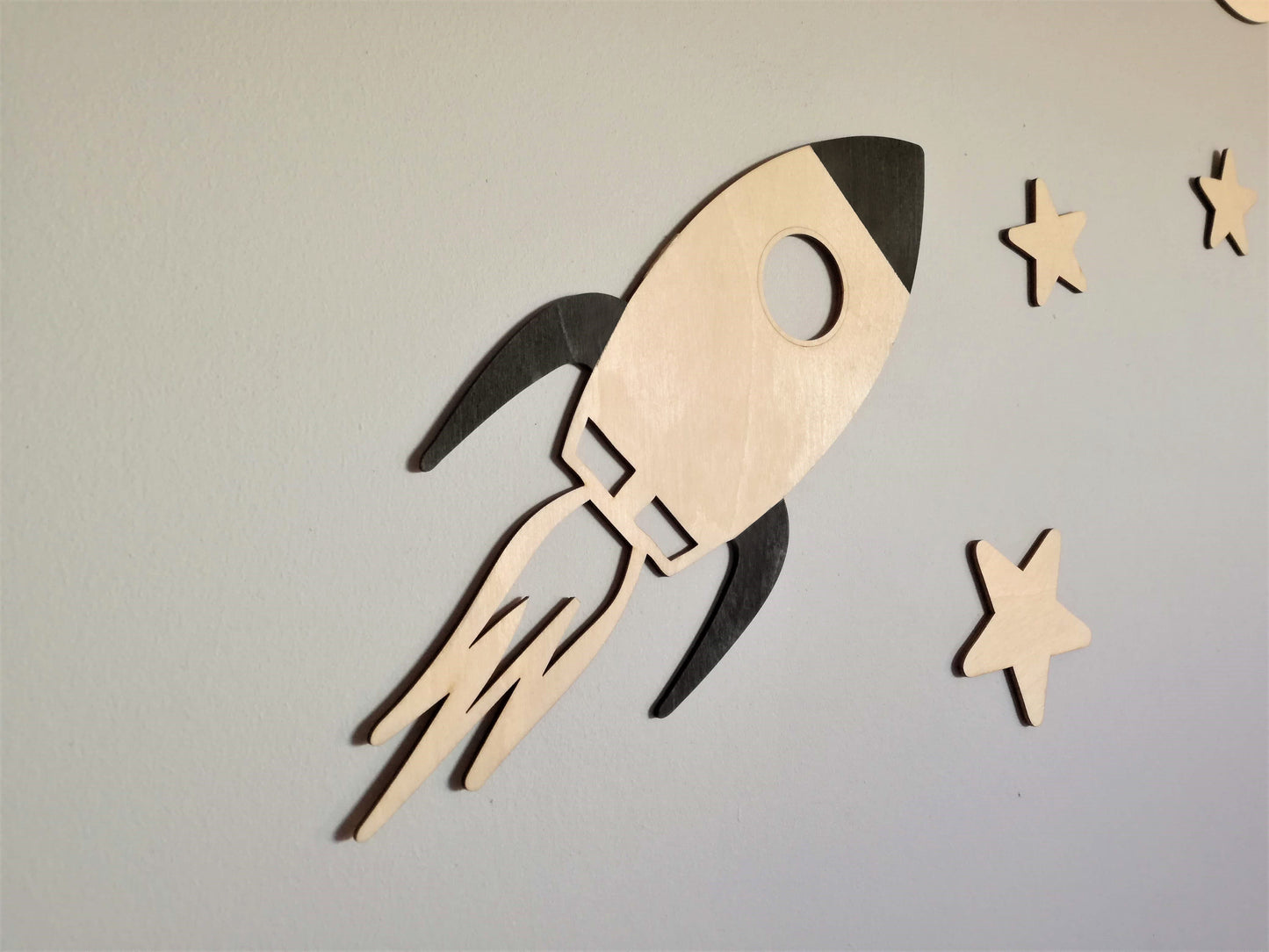 HOUTEN WANDDECORATIE / WOODEN WALL DECORATION - MUURDECORATIE VOOR KINDERKAMER / WALL ART FOR KIDS ROOM - KOSMOS / COSMOS LICHT HOUT / NATURAL WOOD - WANDFIGUUR - BABYKAMER - ASTRONAUT - RUIMTE / SPACE - WETENSCHAP / SCIENCE  WETENSCHAPPEN  rocket stars planet planeet ruimtevlucht decor Saturn  Babykamer Wall Art Babyroom babyroomdecor homedecor Walldecoration walldecorationideas wallartkids kidsroominspiration kidsroomdesign kidswallart op muur Wanddecoratie lasercut