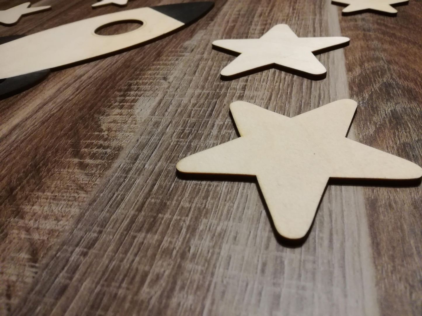 HOUTEN WANDDECORATIE / WOODEN WALL DECORATION - MUURDECORATIE VOOR KINDERKAMER / WALL ART FOR KIDS ROOM - KOSMOS / COSMOS LICHT HOUT / NATURAL WOOD - WANDFIGUUR - BABYKAMER - ASTRONAUT - RUIMTE / SPACE - WETENSCHAP / SCIENCE WETENSCHAPPEN rocket stars planet planeet ruimtevlucht decor Saturn Babykamer Wall Art Babyroom babyroomdecor homedecor Walldecoration walldecorationideas wallartkids kidsroominspiration kidsroomdesign kidswallart op muur Wanddecoratie lasercut