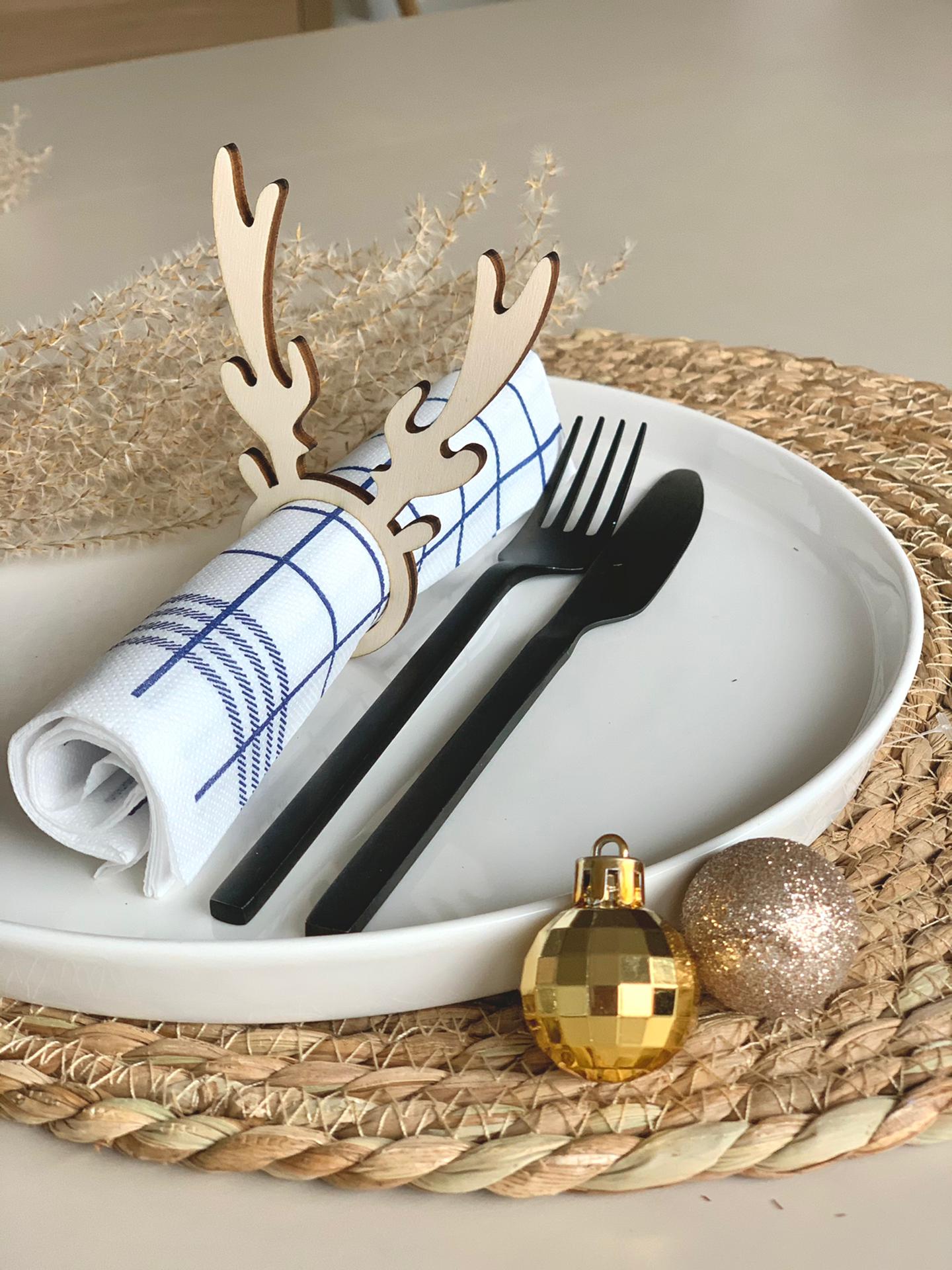 servetringen  servetring houten  rendier kerst  kerstdecoratie kersttafel kersttafelstyling tafdekken gedektetafel servetten servetringen tafel bestek kersttafel tafelstyling kerst christmas table  SERVETTENHOUDER - Bestek - tafelloper - Hout - servetring - Bestekset