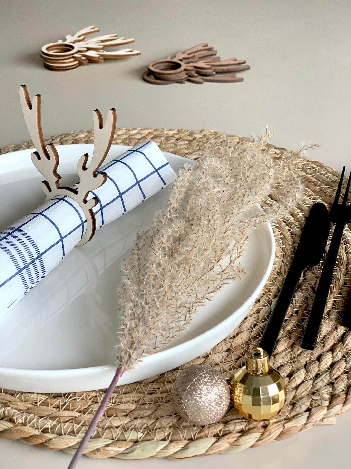 #houten #servetringen #kerst #kerstdecoratie #kersttafel #kersttafelstyling #tafdekken #gedektetafel #servetten #servetringen #tafel #bestek #kersttafel #tafelstyling #kerst #christmas #table  SERVETTENHOUDER - Bestek - tafelloper - Hout - servetring - Bestekset