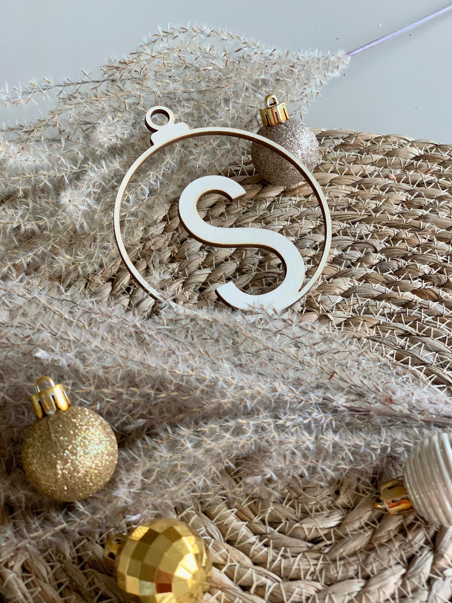 Kerstboomhangers - Kerstdecoratie - Houten kerstbal met letter  Versier de kerstboom met deze prachtige kerstballen van hout!  Leuk om te geven en nóg leuker om te krijgen!  Bestel je er meerdere? Geef dan de verschillende letters in gescheiden door komma's. Bvb: A,S, L
