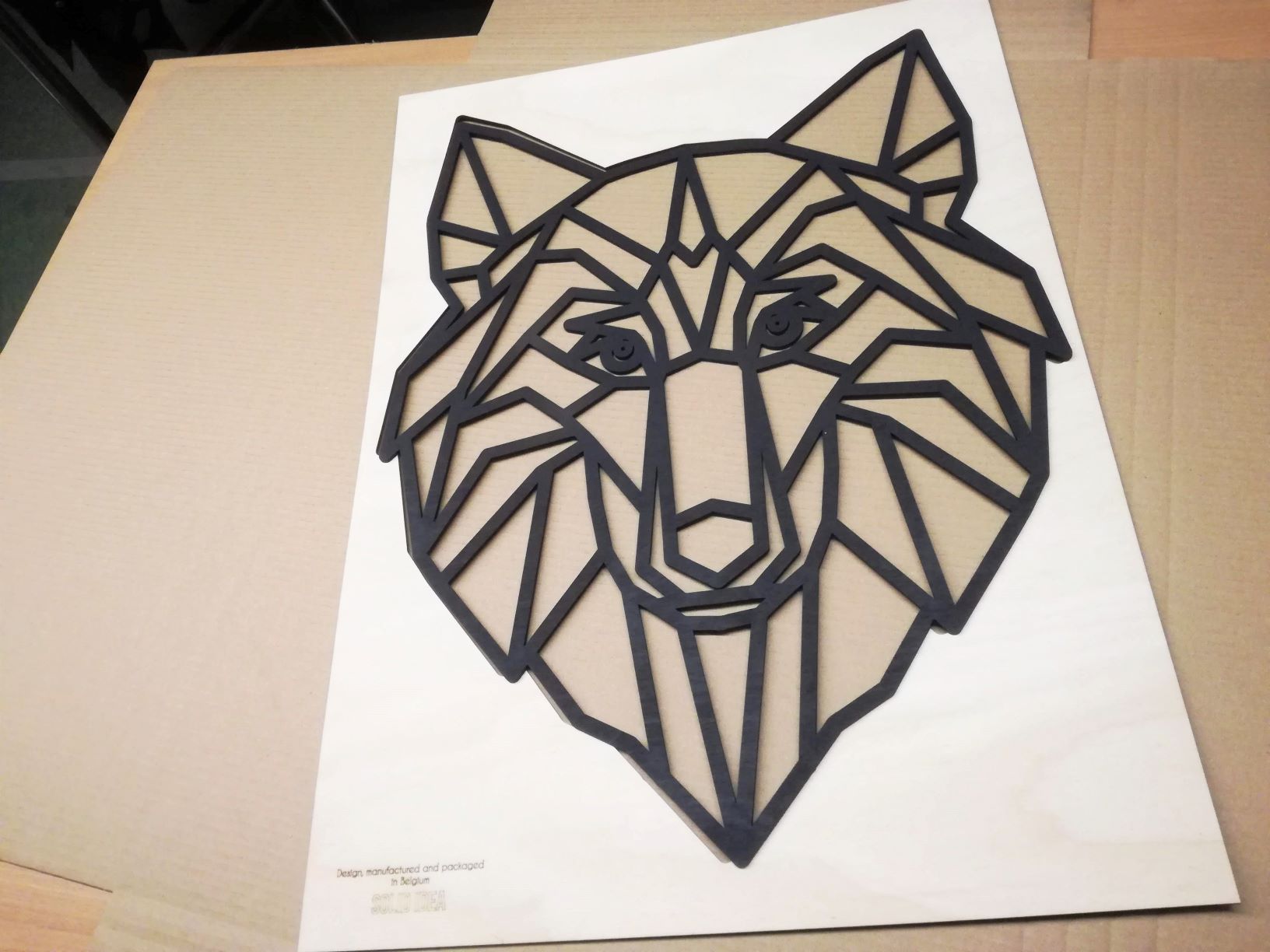 Deze prachtige wolf is een geweldige aanvulling voor jouw huis en zal perfect passen in een minimalistisch interieur als eye-catcher. Zie jij de wolf al hangen op de muur? Breng de natuur in jouw interieur !