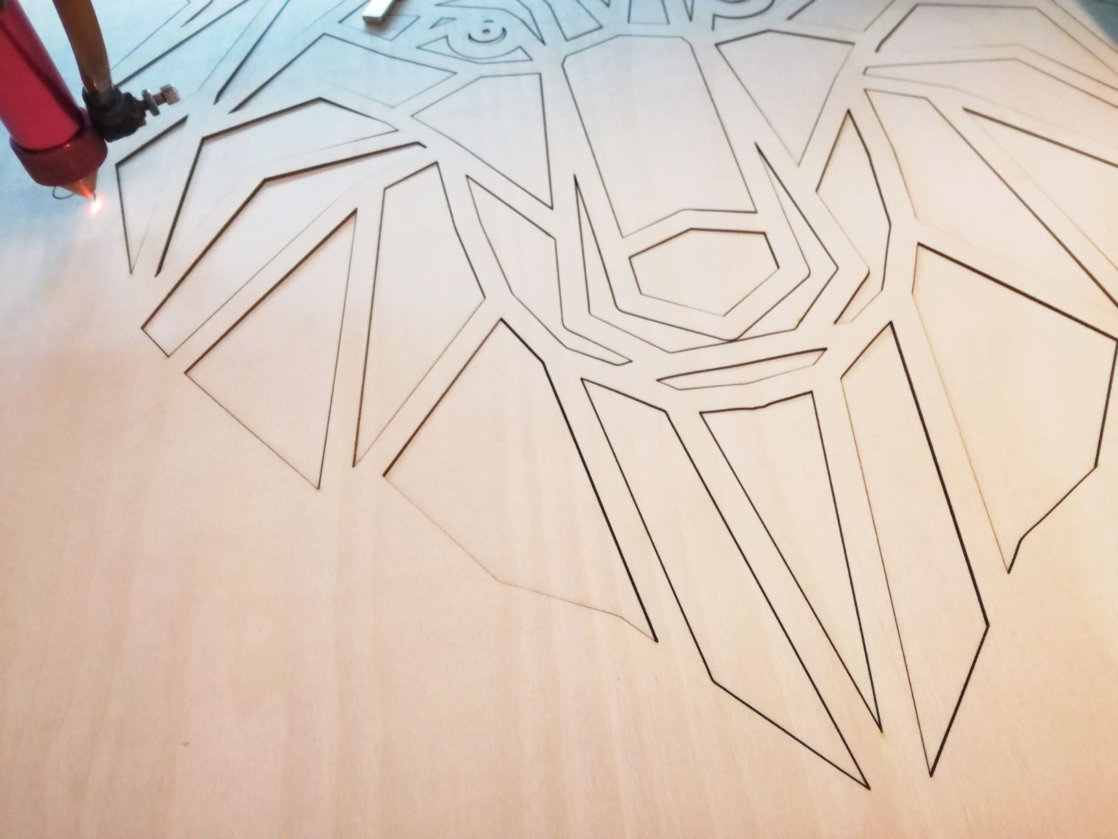 Deze prachtige wolf is een geweldige aanvulling voor jouw huis en zal perfect passen in een minimalistisch interieur als eye-catcher. Zie jij de wolf al hangen op de muur? Breng de natuur in jouw interieur !