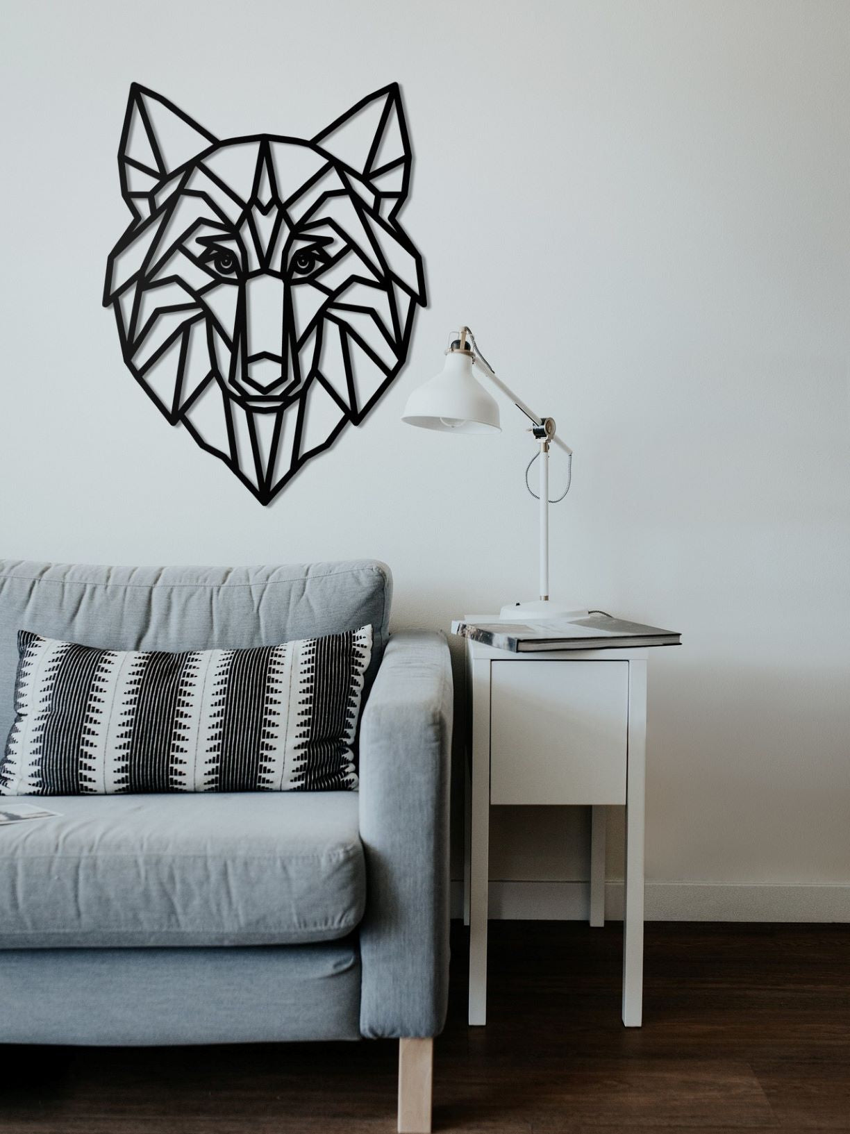 Deze prachtige wolf is een geweldige aanvulling voor jouw huis en zal perfect passen in een minimalistisch interieur als eye-catcher. Zie jij de wolf al hangen op de muur? Breng de natuur in jouw interieur !