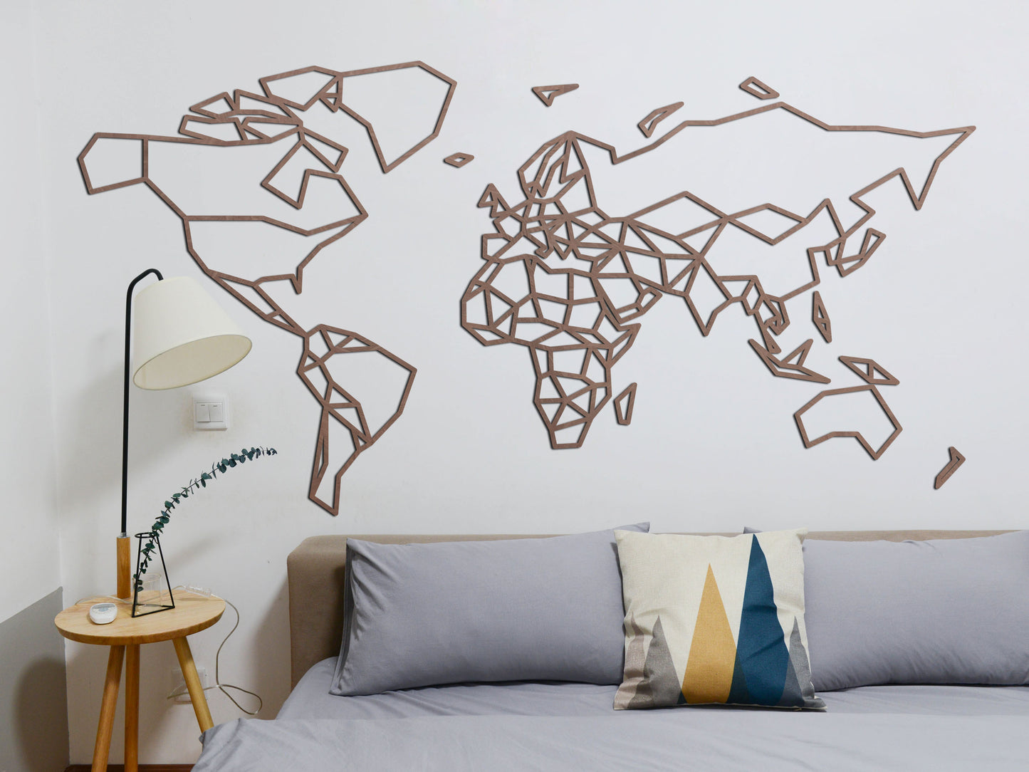 HOUTEN WANDDECORATIE / WOODEN WALL DECORATION - GEOMETRISCHE MUURDECORATIE / WALL ART - WERELDKAART / WORLD MAP - DONKER HOUT / DARK WOOD - ATLAS - STIJLVOL EN TRENDY WOONKAMER - AARDE - CONTINENTEN - AARDRIJKSKUNDE - REIZEN - MODERN