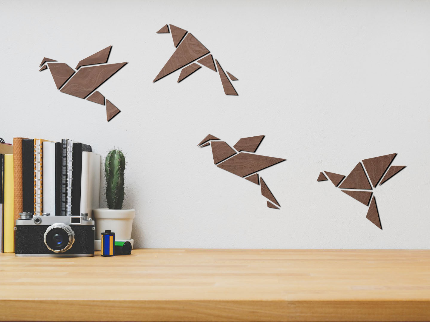 HOUTEN WANDDECORATIE / WOODEN WALL DECORATION - GEOMETRISCHE MUURDECORATIE / GEOMETRIC WALL ART - VOGELS / BIRDS per vogel / bird) - ZWART / BLACK - ORIGAMI DESIGN WANDFIGUUR - TRENDY & HIP WOONKAMER home homeinspiration decor sfeervolwonen wanddecoratie wonen interiorandhome walldecor homedecor geometricart myinterior workshop decoration natuur nature fly sky deco