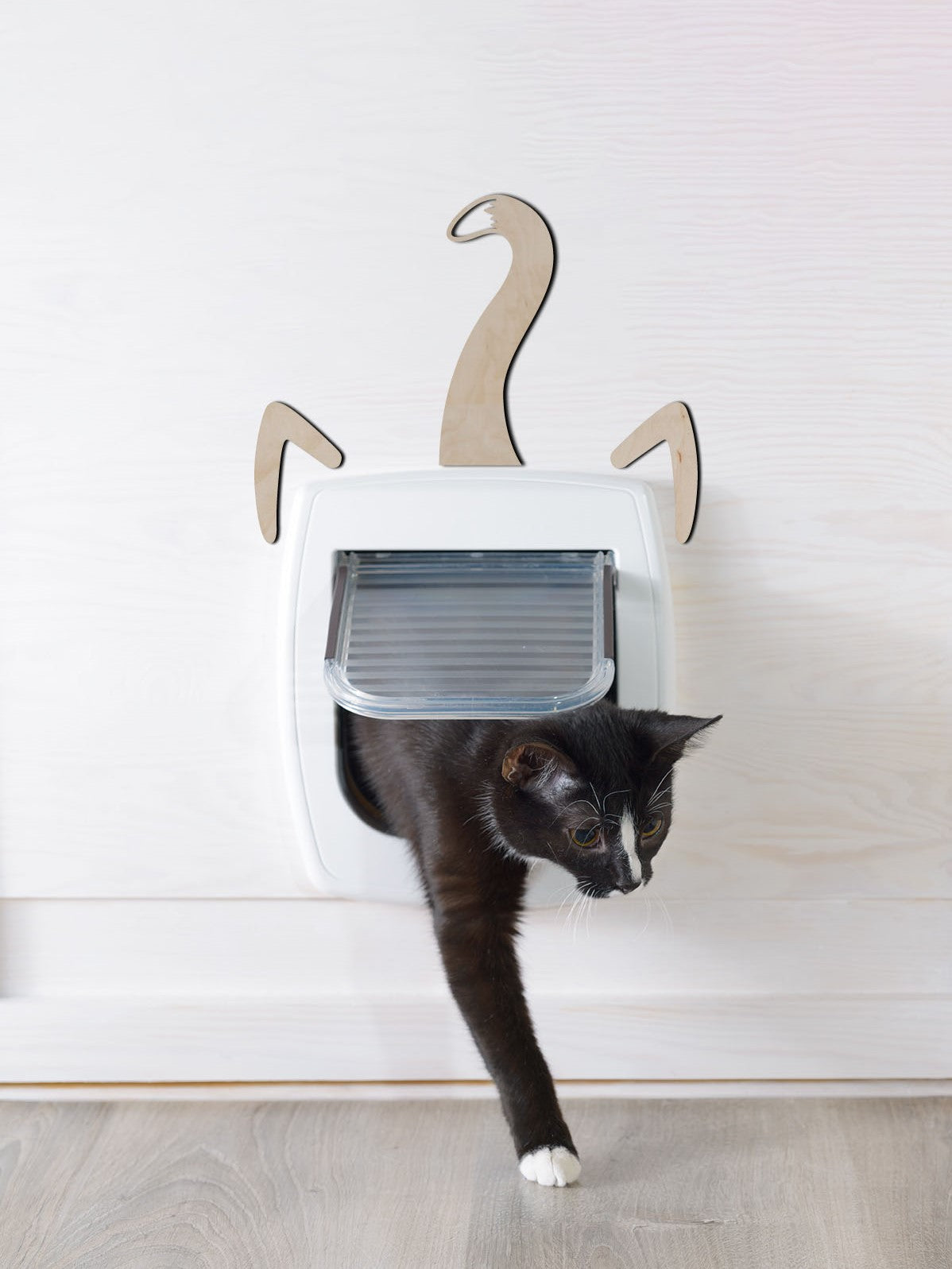 HOUTEN WANDDECORATIE / WOODEN WALL DECORATION - KATTENACCESSOIRES / CAT ACCESSORIES - KATTENLUIK / CAT DOOR - 15 x 20cm - LICHT HOUT / NATURAL WOOD - KITTY PASS - INTERIOR - FANCY CATS - TRENDY & HIP WOONKAMER  Staart en oren - ideeën over Kattenluik  kattenkamer Kattendoorgang voor binnenshuis Cat Corridor Interior Easy To Follow Door Tunnel