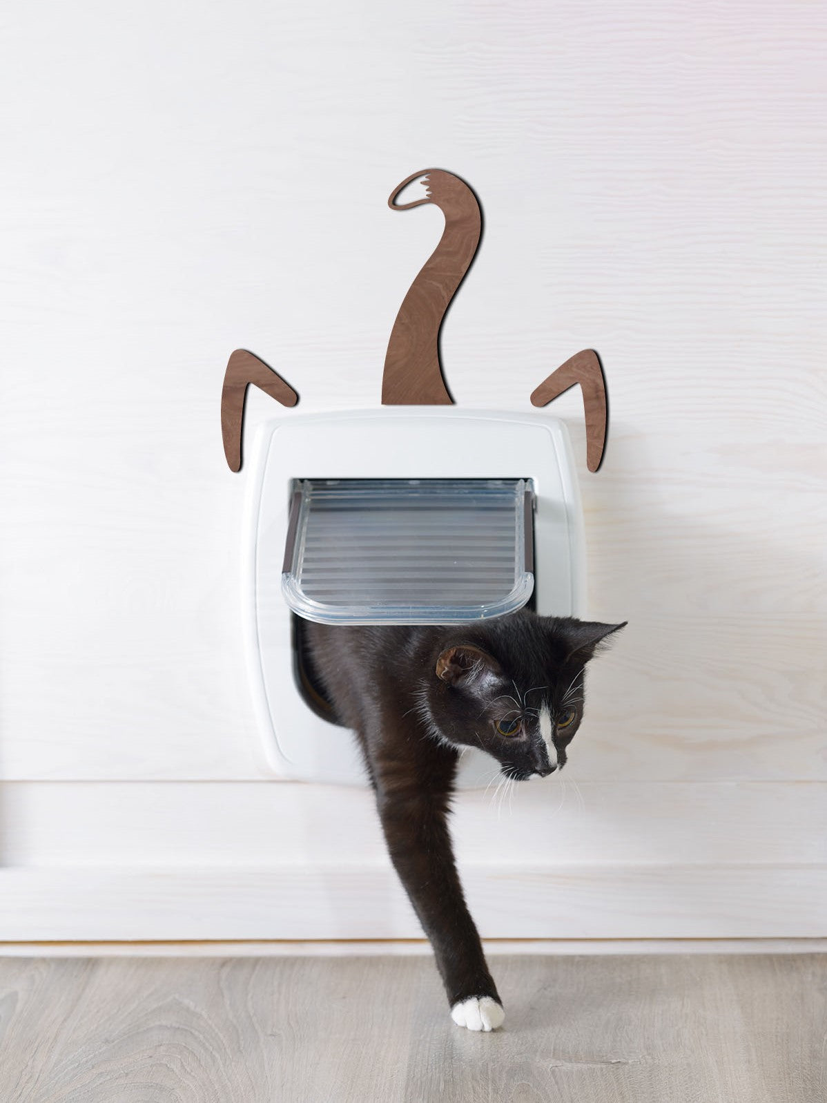 HOUTEN WANDDECORATIE / WOODEN WALL DECORATION - KATTENACCESSOIRES / CAT ACCESSORIES - KATTENLUIK / CAT DOOR - 15 x 20cm - LICHT HOUT / NATURAL WOOD - KITTY PASS - INTERIOR - FANCY CATS - TRENDY & HIP WOONKAMER  Staart en oren - ideeën over Kattenluik  kattenkamer Kattendoorgang voor binnenshuis Cat Corridor Interior Easy To Follow Door Tunnel