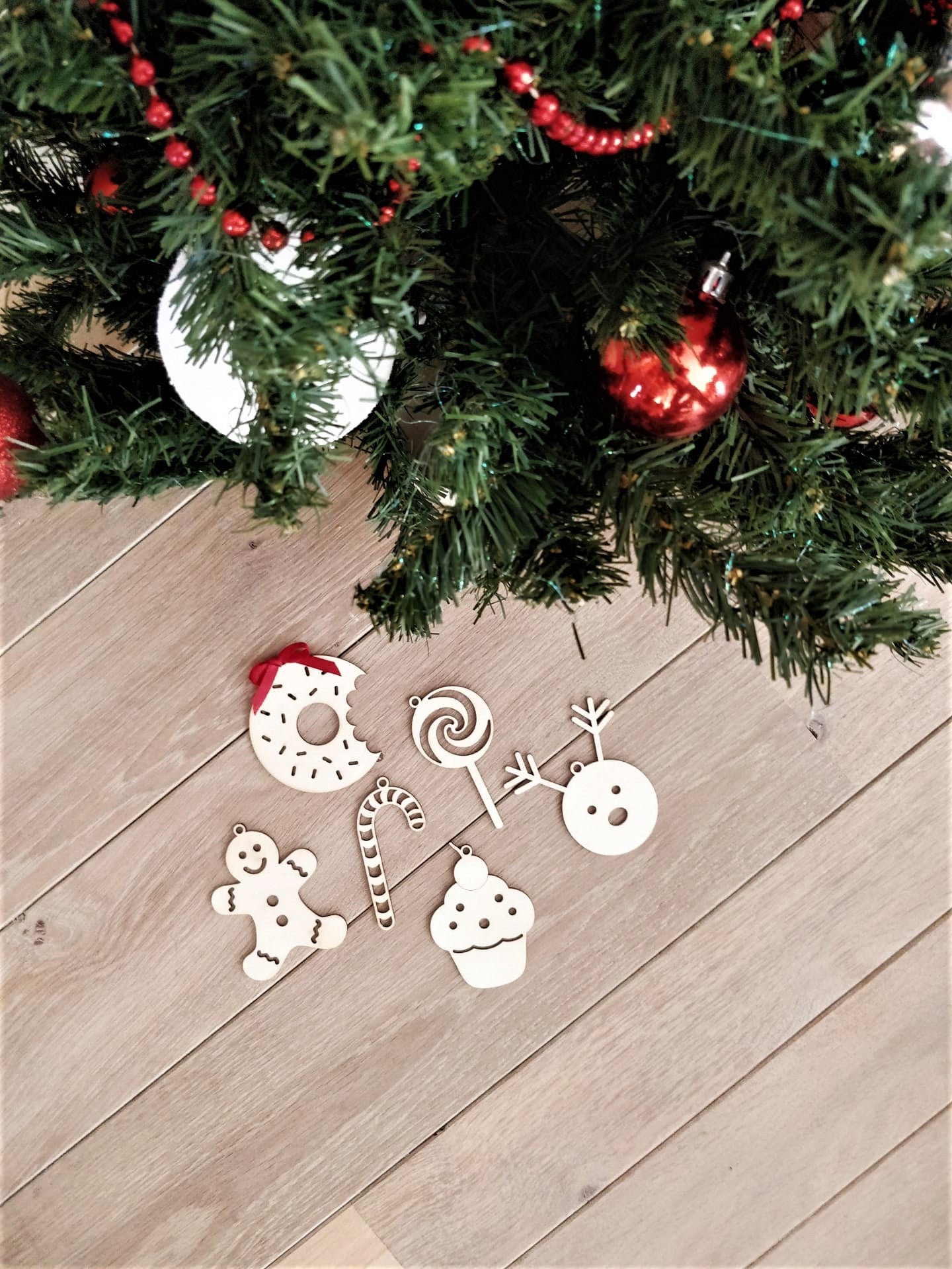 Houten kerstversieringen om met de hand te beschilderen