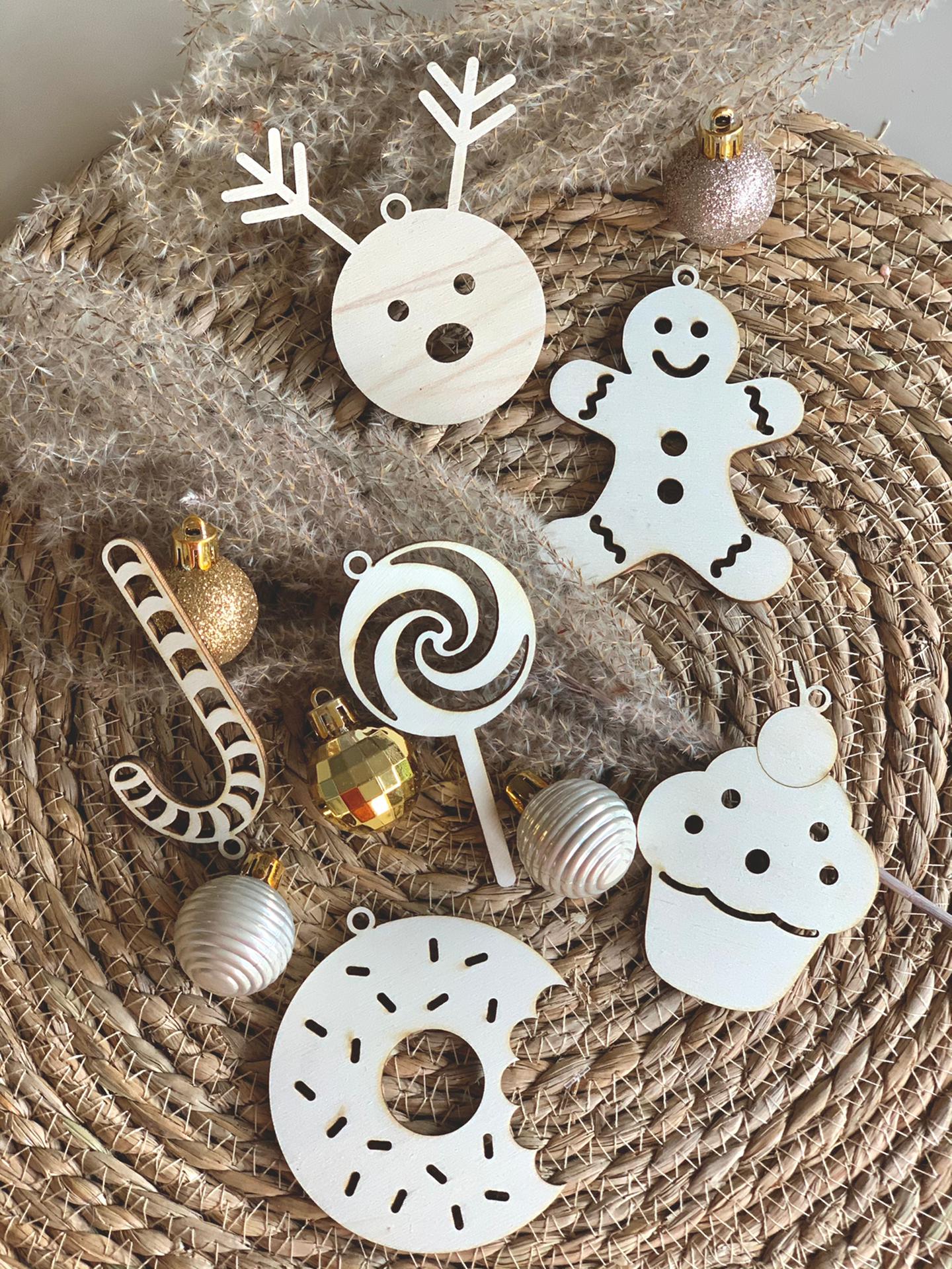 Set van 6 houten kersthangers Lolly Gingerbread man - peperkoeken mannetje Cupcake Rendier - reindeer Donut Zuurstok - Candy cane