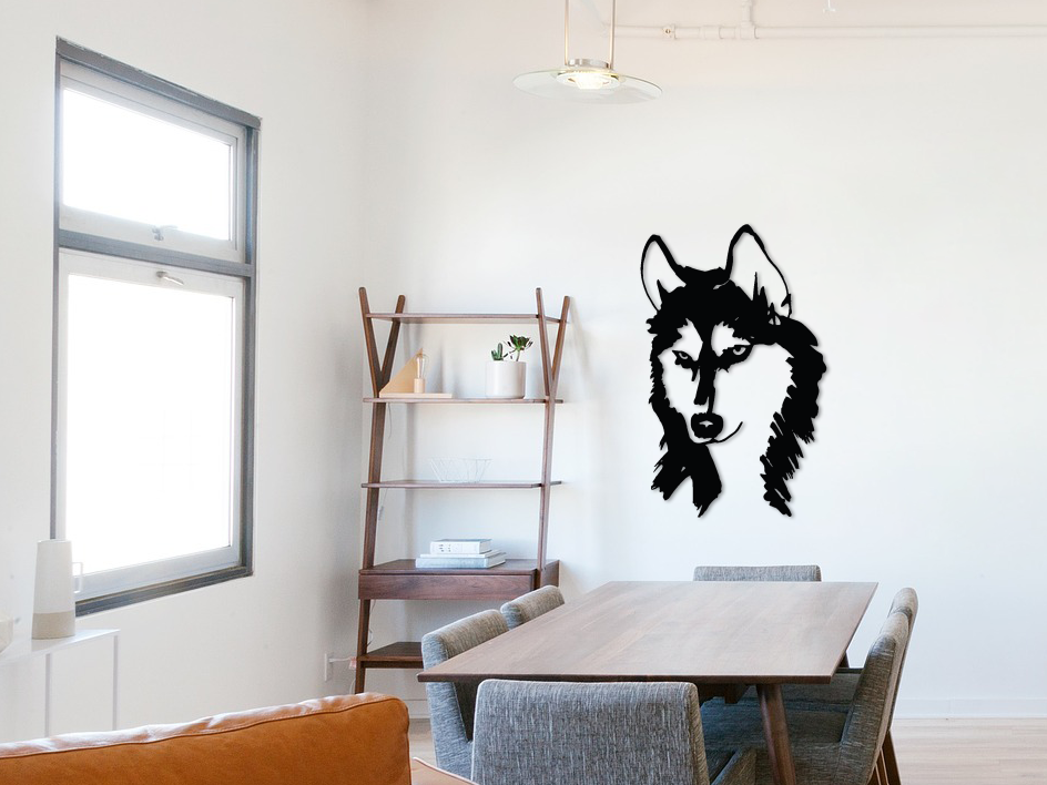 Deze prachtige Husky is een geweldige aanvulling voor je woonkamer, slaapkamer of bureau. Als jij een hondenliefhebber bent, is dit de perfecte wanddecoratie voor jou!   Eigenschappen:  3 mm dik MPX of 3 mm MDF, Licht en dus makkelijk op te hangen met kleefpads Scherp uitgesneden met prachtige contouren door een lasersnijmachine Overschilderbaar in de gewenste kleur
