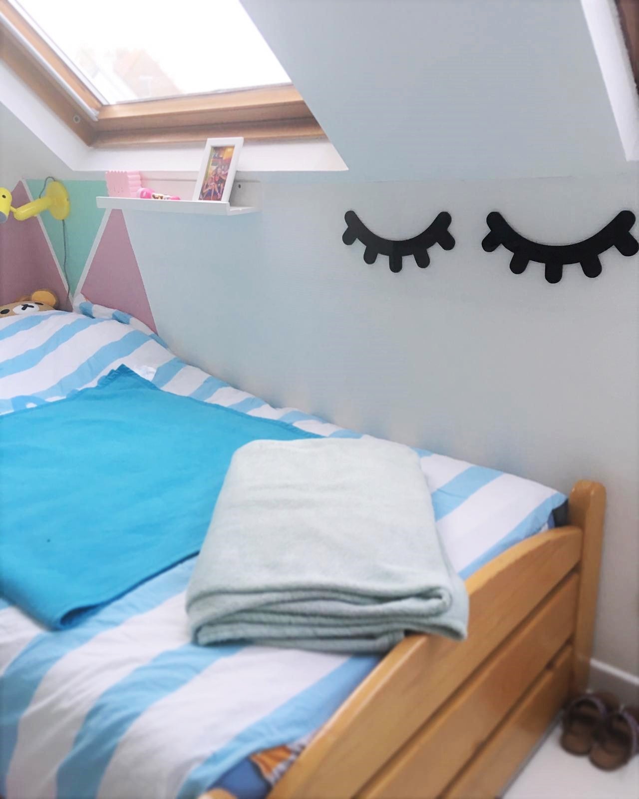 HOUTEN WANDDECORATIE / WOODEN WALL DECORATION - MUURDECORATIE VOOR KINDERKAMER / WALL ART FOR KIDS ROOM - SLAPERIGE OGEN / SLEEPY EYES - ZWART / BLACK - WANDFIGUUR - BABYKAMER - SLAPEN dream Babykamer Wall Art Babyroom babyroomdecor homedecor Walldecoration walldecorationideas wallartkids kidsroominspiration kidsroomdesign kidswallart op muur Wanddecoratie lasercut