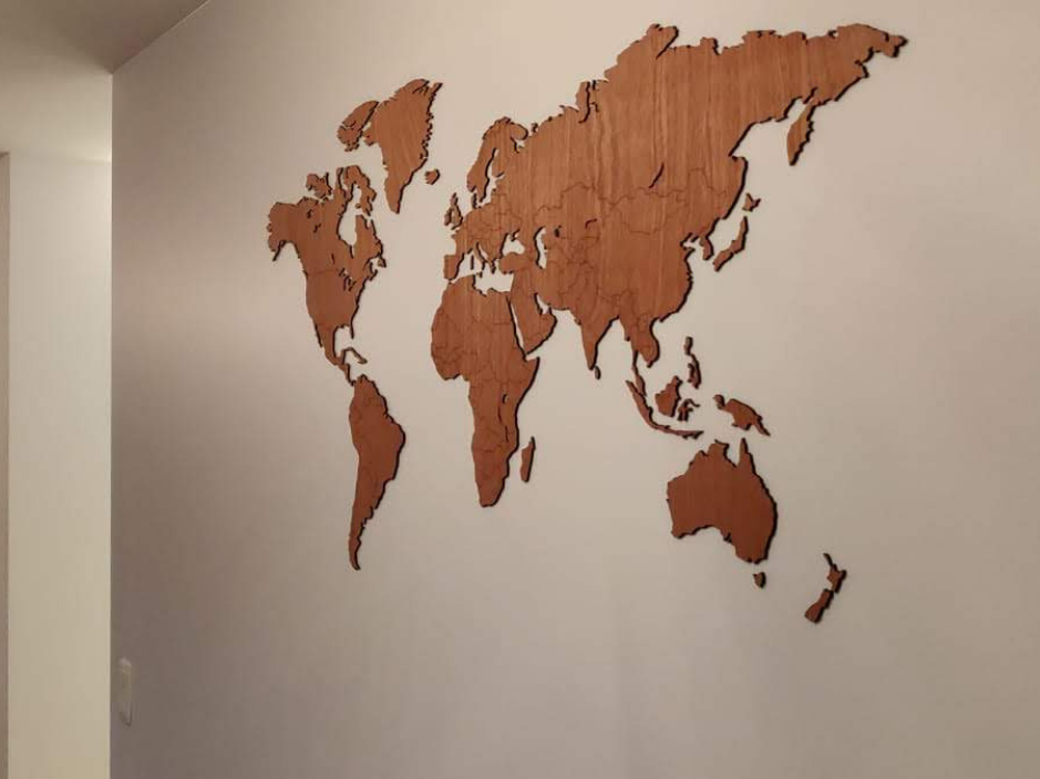 Houten wereldkaart