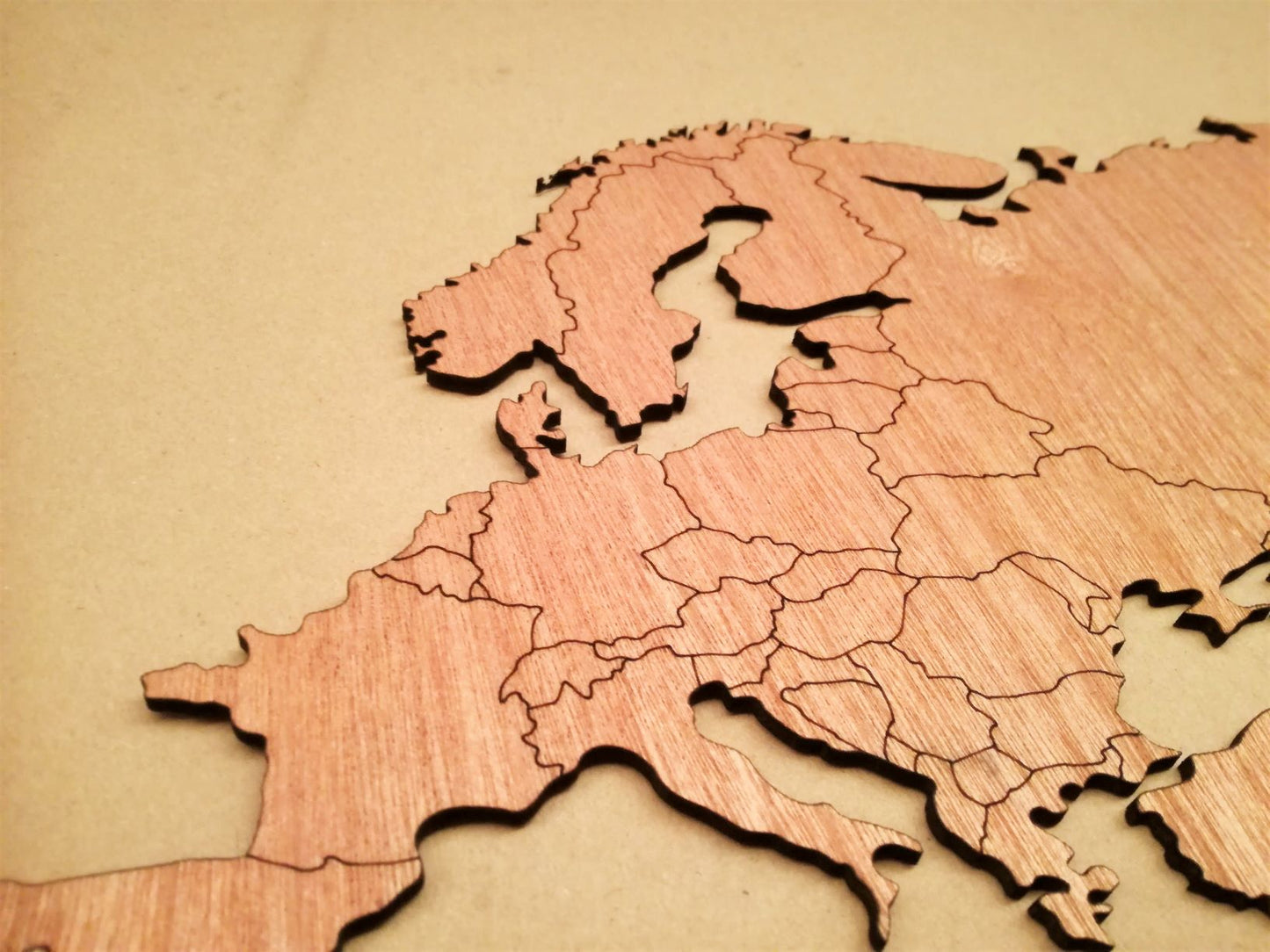 REIZEN - salon / living / trendy / style / vacances / on the road / decor / travel / for traveller / woonkamer / wonen / trendy / stijl /salon / séjour / tendance / styleHOUTEN WANDDECORATIE / WOODEN WALL DECORATION - MUURDECORATIE / WALL ART - WERELDKAART / WORLD MAP - 150cm x 74cm - DONKER HOUT / DARK WOOD - ATLAS - STIJLVOL EN TRENDY WOONKAMER - AARDE - CONTINENTEN - AARDRIJKSKUNDE