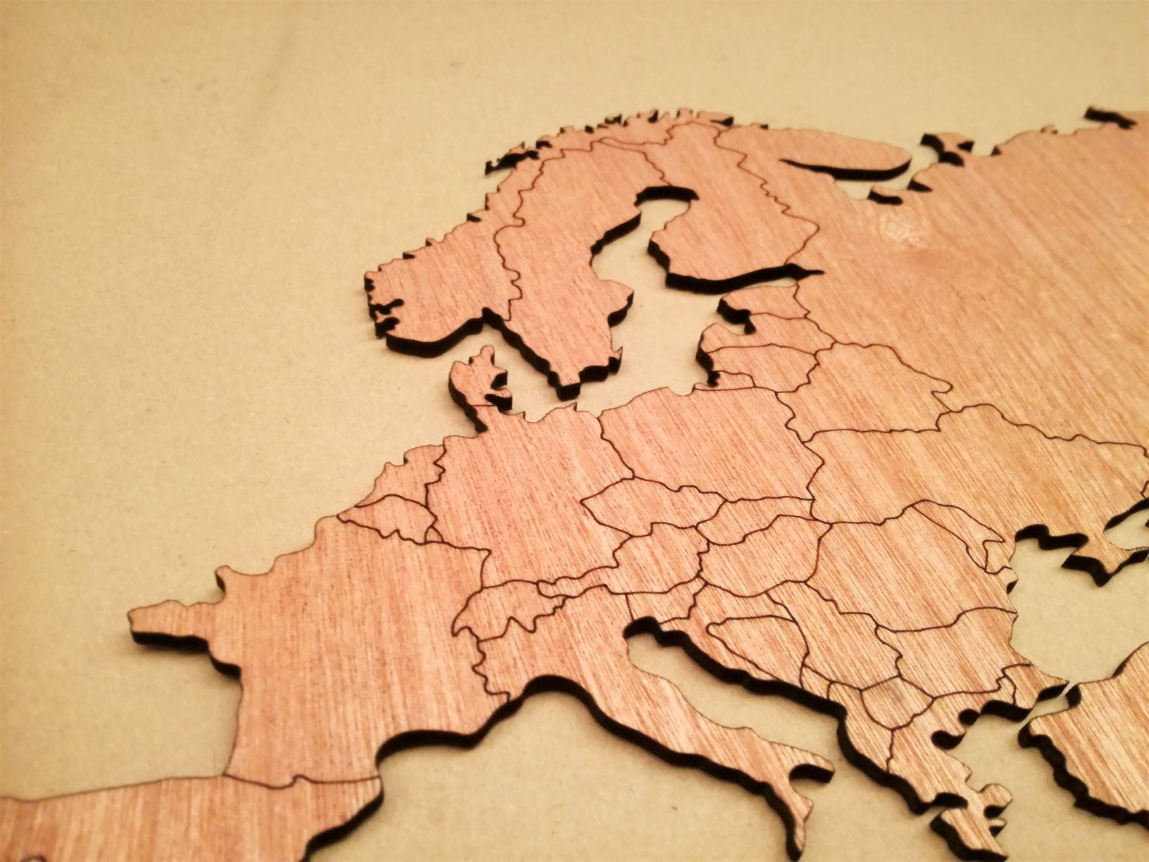 REIZEN - salon / living / trendy / style / vacances / on the road / decor / travel / for traveller / woonkamer / wonen / trendy / stijl /salon / séjour / tendance / styleHOUTEN WANDDECORATIE / WOODEN WALL DECORATION - MUURDECORATIE / WALL ART - WERELDKAART / WORLD MAP - 150cm x 74cm - DONKER HOUT / DARK WOOD - ATLAS - STIJLVOL EN TRENDY WOONKAMER - AARDE - CONTINENTEN - AARDRIJKSKUNDE