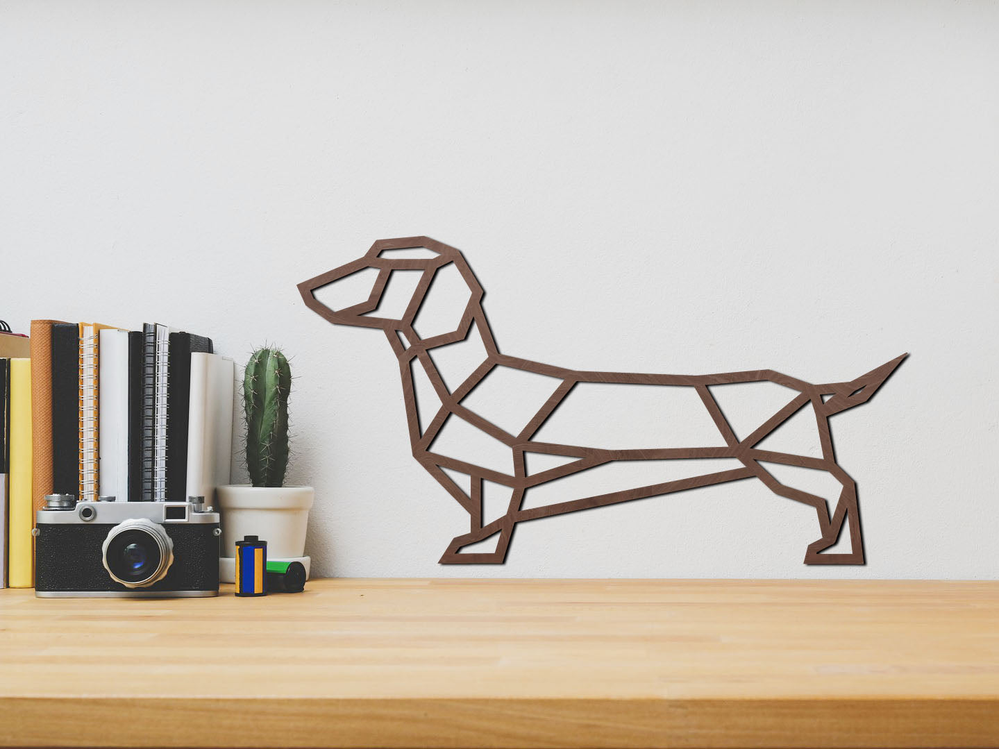 HOUTEN WANDDECORATIE / WOODEN WALL DECORATION - GEOMETRISCHE MUURDECORATIE / GEOMETRIC WALL ART - WORSTHOND / TECKEL / DACHSHUND / WIENERDOG - ZWART / BLACK - ORIGAMI DESIGN WANDFIGUUR - TRENDY & HIP WOONKAMER - HONDEN / DOGS - deco  muurdeco houtenmuurdecoratie decoration decoratie eyecatcher uniek decorationinterieur hout shoplokaal huisdecoratie