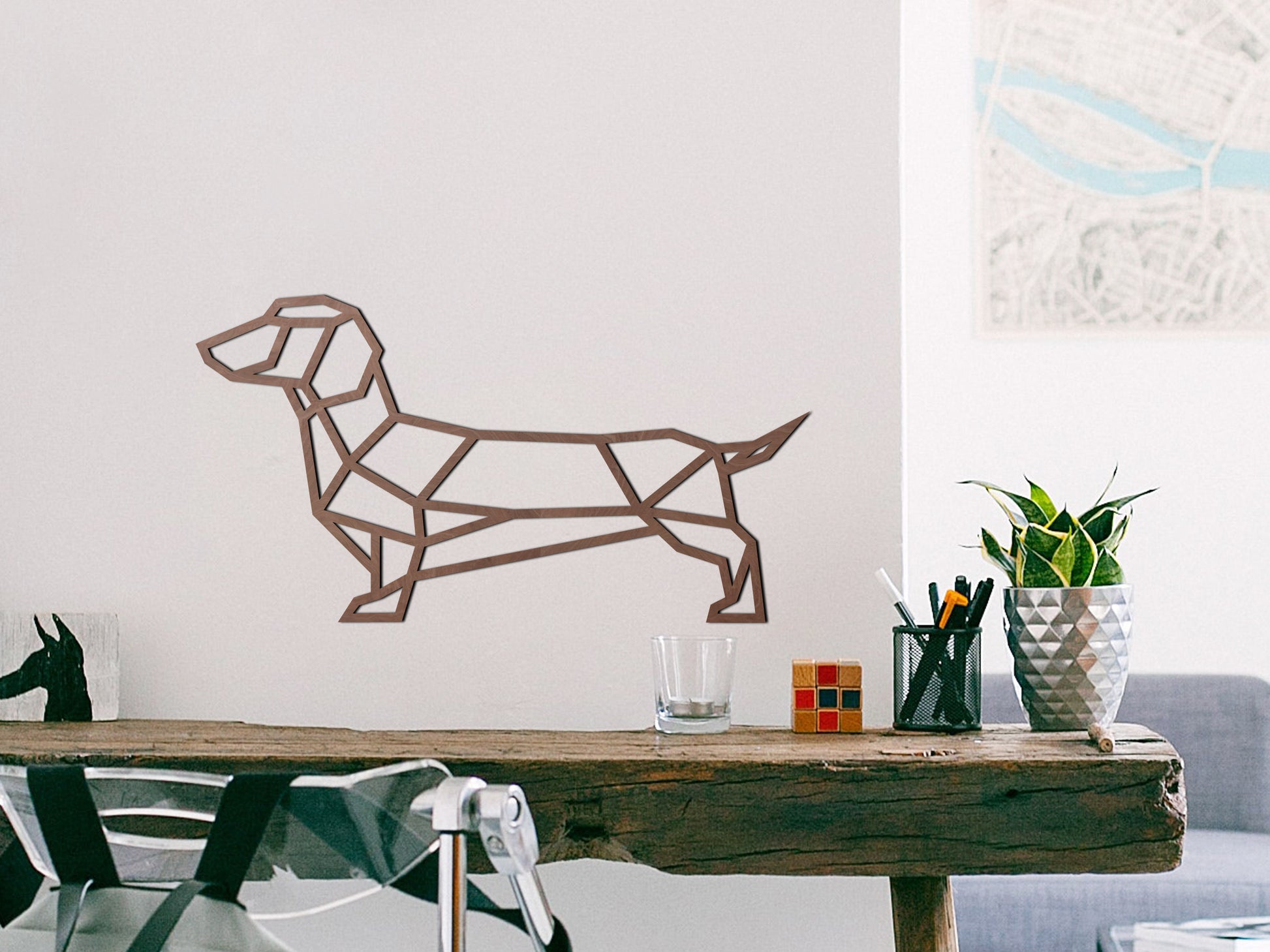 HOUTEN WANDDECORATIE / WOODEN WALL DECORATION - GEOMETRISCHE MUURDECORATIE / GEOMETRIC WALL ART - WORSTHOND / TECKEL / DACHSHUND / WIENERDOG - ZWART / BLACK - ORIGAMI DESIGN WANDFIGUUR - TRENDY & HIP WOONKAMER - HONDEN / DOGS - deco  muurdeco houtenmuurdecoratie decoration decoratie eyecatcher uniek decorationinterieur hout shoplokaal huisdecoratie