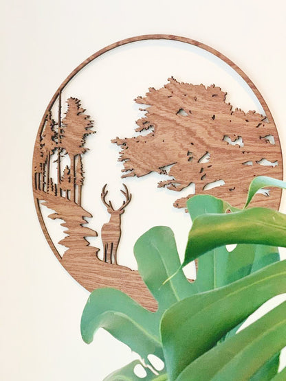 HOUTEN WANDDECORATIE / WOODEN WALL DECORATION - MUURDECORATIE / WALL ART - HERT IN BOS / DEER IN FOREST - Donker hout / Dark wood  - WANDDECORATIE WOONKAMER MUURDECORATIE/WALL ART - GESCHENK DECORATIE INTERIEUR DIEREN MUUR WAND HOUT GIFT- UNIEK KADO CADEAU Natuur Interior - slaapkamer