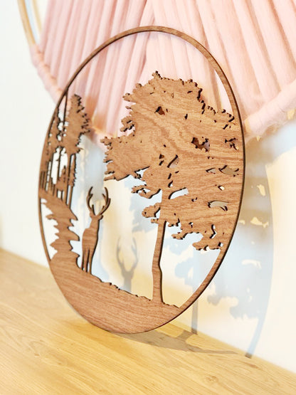 HOUTEN WANDDECORATIE / WOODEN WALL DECORATION - MUURDECORATIE / WALL ART - HERT IN BOS / DEER IN FOREST - Donker hout / Dark wood  - WANDDECORATIE WOONKAMER MUURDECORATIE/WALL ART - GESCHENK DECORATIE INTERIEUR DIEREN MUUR WAND HOUT GIFT- UNIEK KADO CADEAU Natuur Interior - slaapkamer