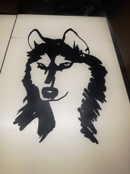 Deze prachtige Husky is een geweldige aanvulling voor je woonkamer, slaapkamer of bureau. Als jij een hondenliefhebber bent, is dit de perfecte wanddecoratie voor jou! Eigenschappen: 3 mm dik MPX of 3 mm MDF, Licht en dus makkelijk op te hangen met kleefpads Scherp uitgesneden met prachtige contouren door een lasersnijmachine Overschilderbaar in de gewenste kleur