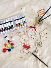 Wooden christmas decorations for hand-painting. Houten kerstversieringen om met de hand te beschilderen